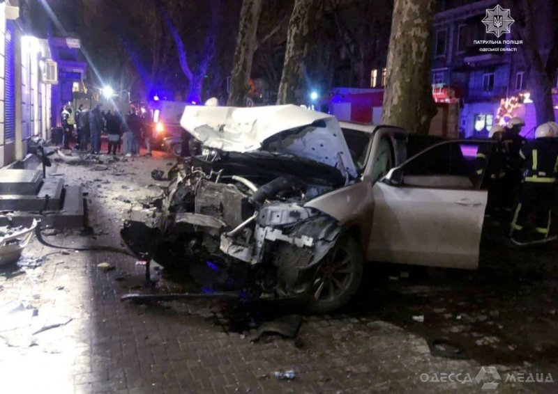 В центре Одессы пьяный водитель BMW снёс два автомобиля