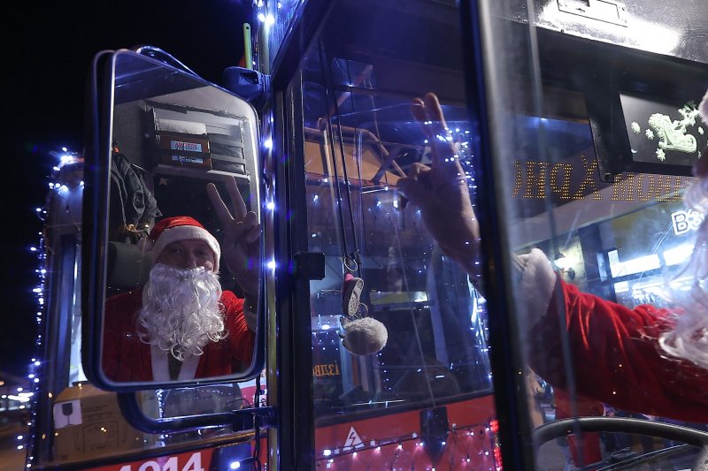По одесским улицам проехали Рождественские трамваи и электробусы (фоторепортаж)