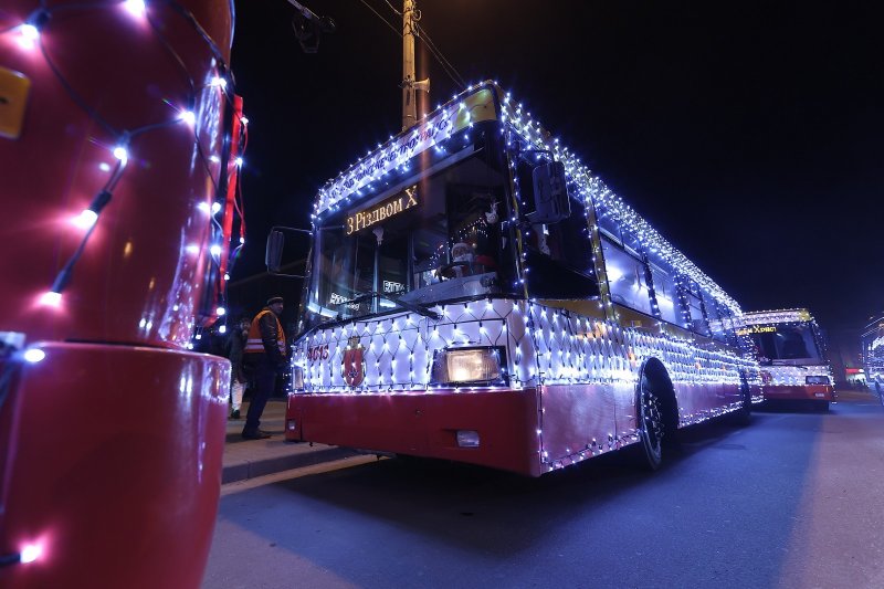 По одесским улицам проехали Рождественские трамваи и электробусы (фоторепортаж)
