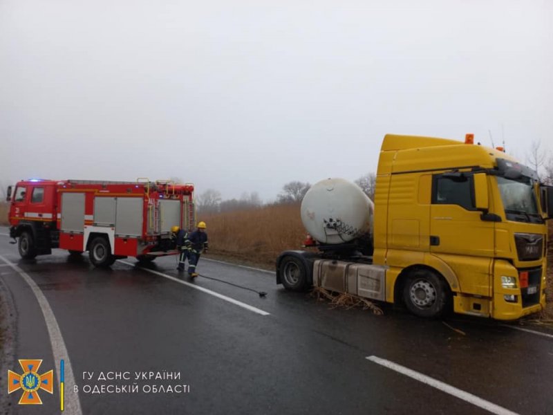 Одесские спасатели 4 раза оказывали помощь водителям за прошедшие сутки (фото)