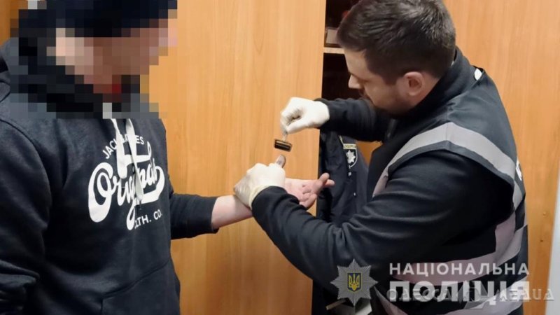 «Турист» с газовым баллончиком ограбил лотерейный пункт в Одессе (фото, видео)