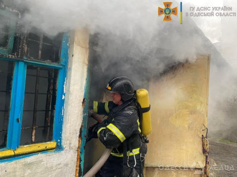 Утром на Мельницкой произошло возгорание в одном из домов: пожар тушили 23 спасателя (фото)