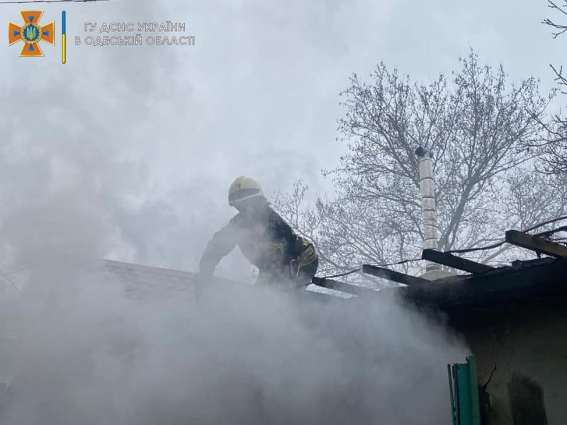 Утром на Мельницкой произошло возгорание в одном из домов: пожар тушили 23 спасателя (фото)
