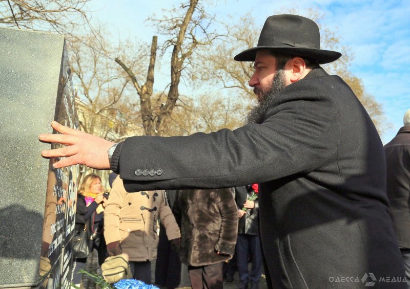 Одесситы возложили цветы к памятнику жертвам Холокоста (фоторепортаж)