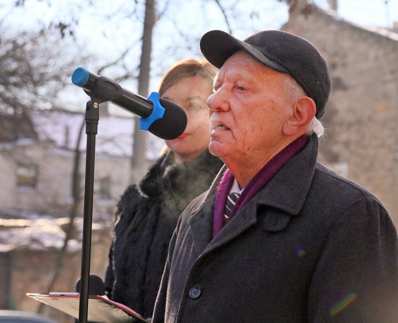 Одесситы возложили цветы к памятнику жертвам Холокоста (фоторепортаж)