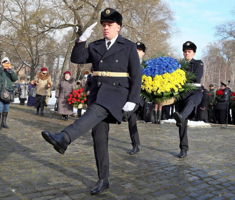 Одесситы возложили цветы к памятнику жертвам Холокоста (фоторепортаж)