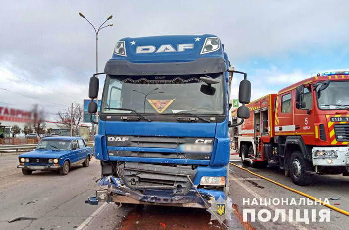 На въезде в Одессу грузовик раздавил легковой автомобиль