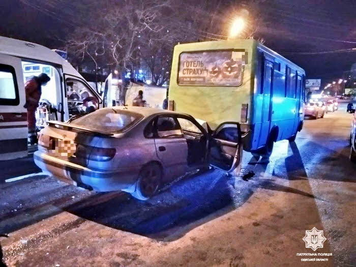 На поселке Котовского пьяный водитель врезался в маршрутку