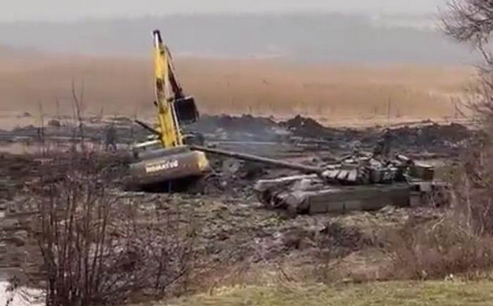 Российские танки застряли в грязи под Ростовом. Их откапывают экскаватором (видео)