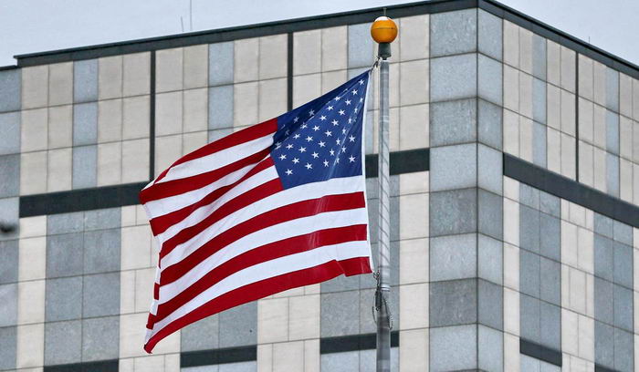 Посольство США в Киеве эвакуирует дипломатов и приостанавливает работу