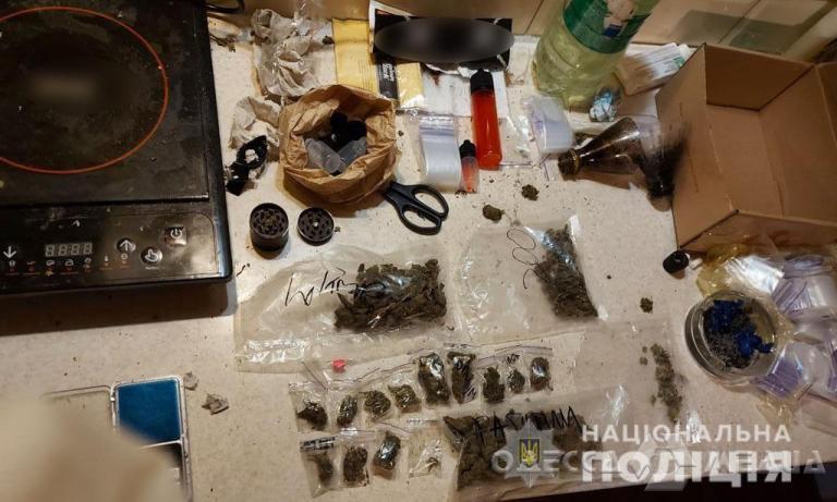 На Пироговской задержали 19-летнюю «закладчицу» с марихуаной