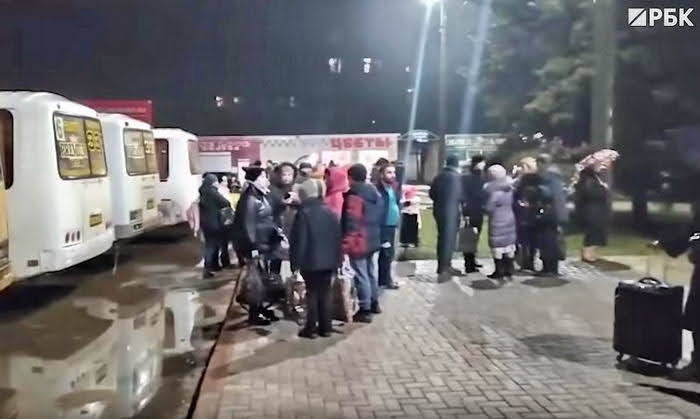 Тысячи людей уезжают из Донецка из-за объявленной эвакуации (видео)