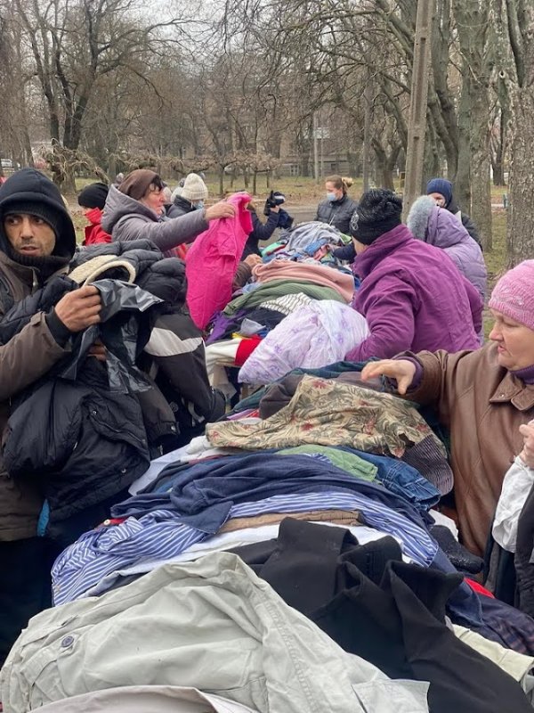 В Одессе сегодня бесплатно раздавали одежду – люди приехали за час (фото)