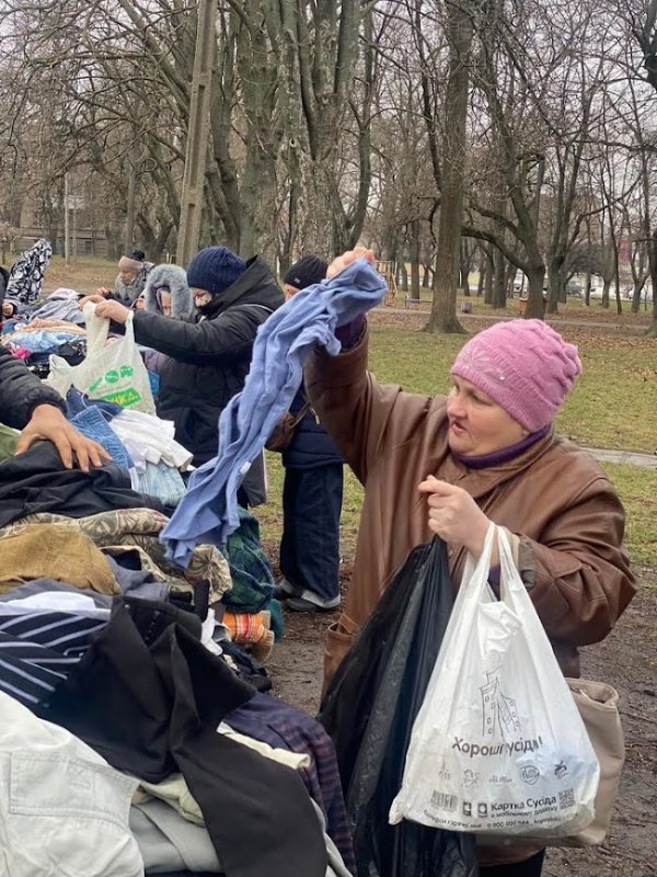 В Одессе сегодня бесплатно раздавали одежду – люди приехали за час (фото)