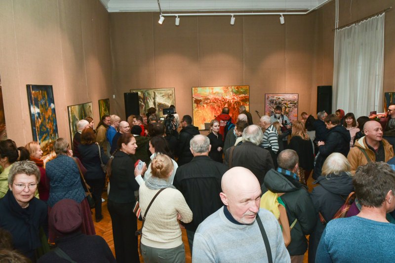 В музее Западного и Восточного искусства открылась необычная выставка «Новые мосты» (фоторепортаж)