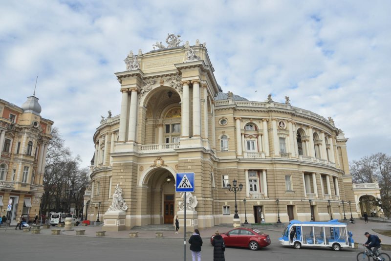 В Оперном театре в воздух подняли гигантскую люстру (фото)