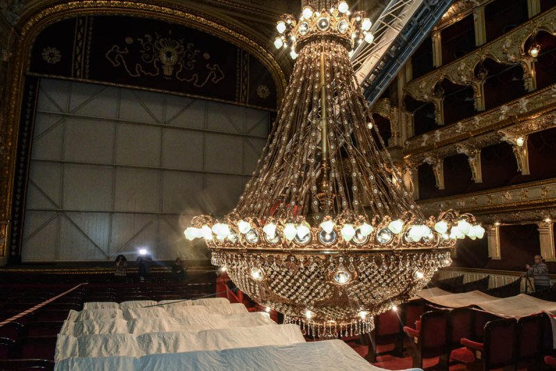 В Оперном театре в воздух подняли гигантскую люстру (фото)