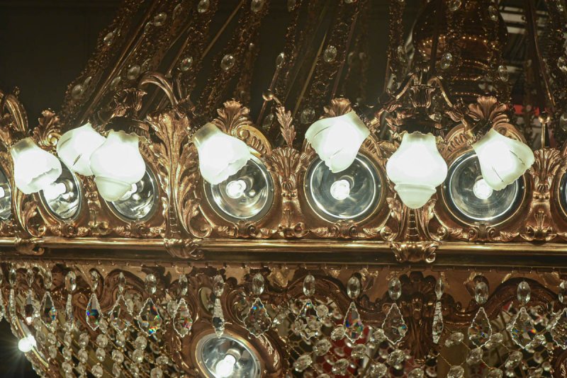 В Оперном театре в воздух подняли гигантскую люстру (фото)