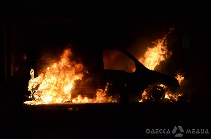 В Одессе в Высоком переулке сожгли два авто (фото)