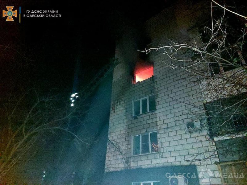 ГСЧС в Одесской области: во время пожара в 5-этажке эвакуировали 15 человек, 2 погибших (фото)