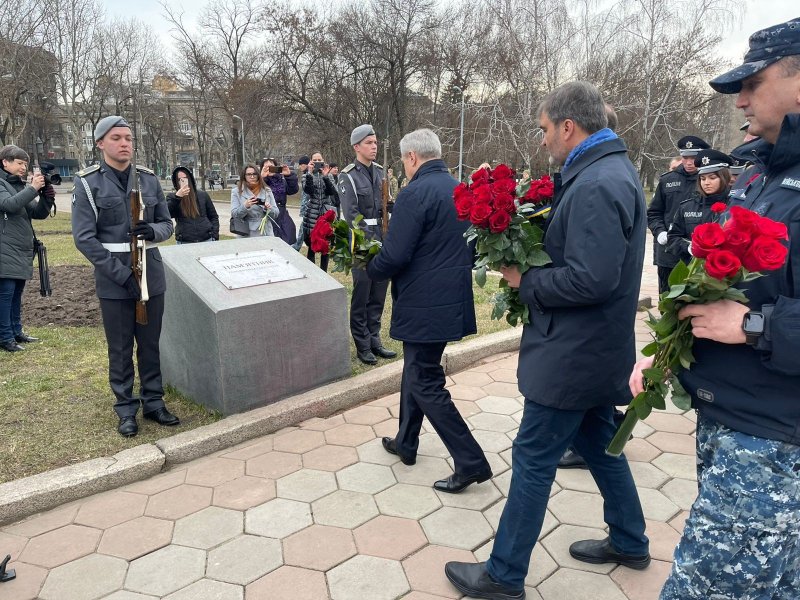 На проспекте Шевченко почтили память Героев Небесной Сотни (фото)