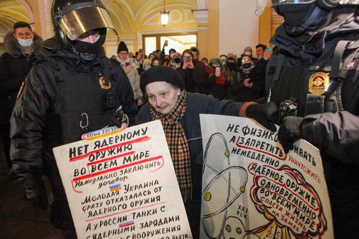 В Петербурге блокадница вышла с плакатами против войны – её задержали
