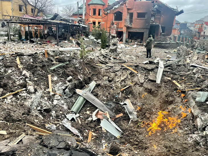 В Белой Церкви российский самолет скинул бомбу: повреждены 20 жилых домов (видео)