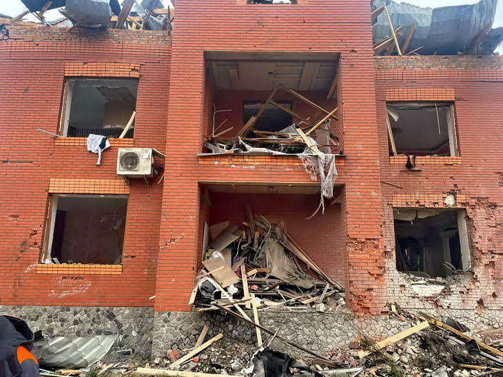 В Белой Церкви российский самолет скинул бомбу: повреждены 20 жилых домов (видео)