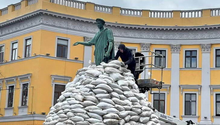 Памятник Дюку защитили от снарядов мешками с песком