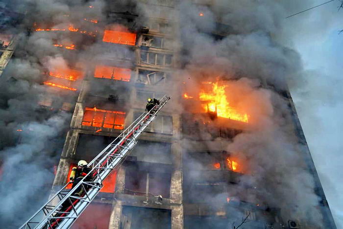 У Києві російські окупанти снарядами руйнують багатоповерхівки (фото)