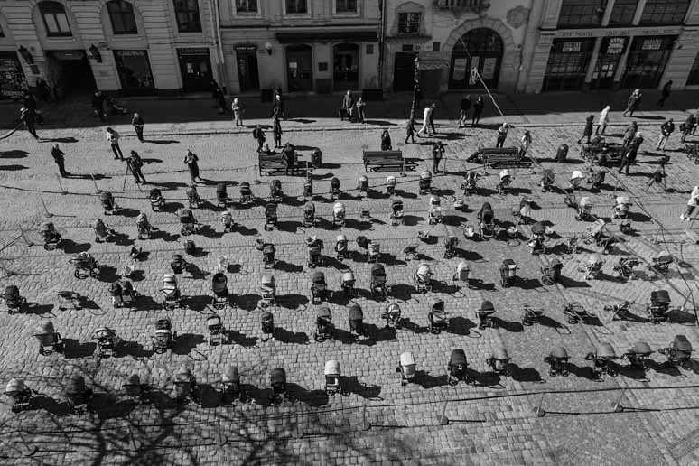 У Львові виставили 109 порожніх дитячих візочків – вшанували пам’ять загиблих українських дітей у війні