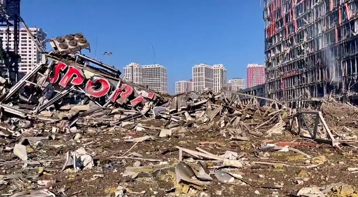 В Киеве ракета русских оккупантов уничтожила торговый центр – 8 человек погибли