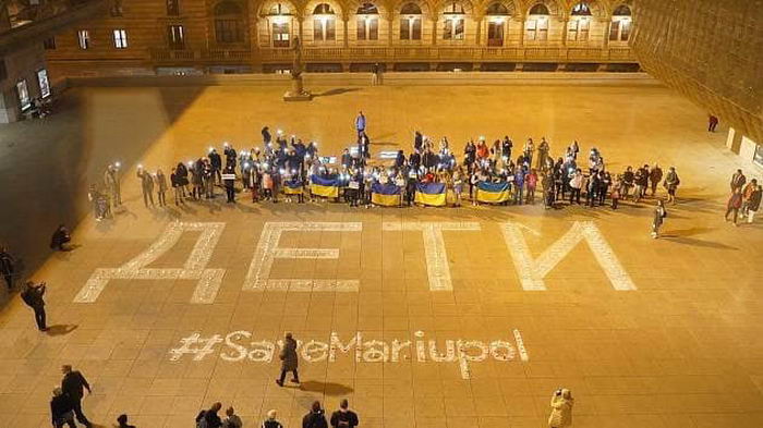 Біля Національного театру в Празі закликали врятувати Маріуполь