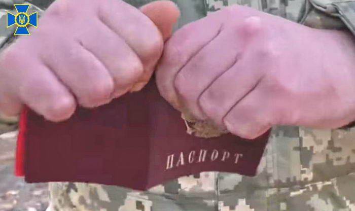 Гражданин россии порвал и сжег паспорт рф, чтобы защищать Украину в ВСУ (видео)