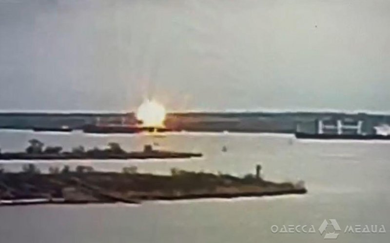В результате попадания российской ракеты в иностранное судно в порту Николаева погиб один моряк: видео