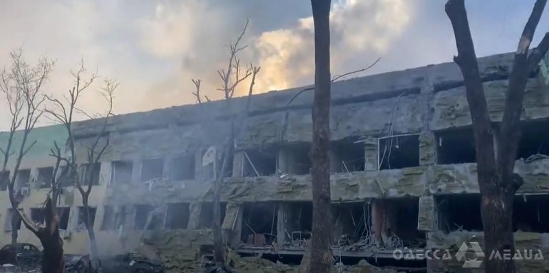 В Мариуполе разбомбили детскую больницу (видео, обновлено)