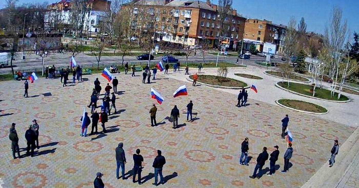 В Нову Каховку завезли “масовку” з Криму з російськими прапорами – але місцеві послали їх