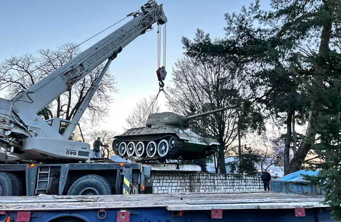 У Мукачеві демонтували пам’ятник радянському танку
