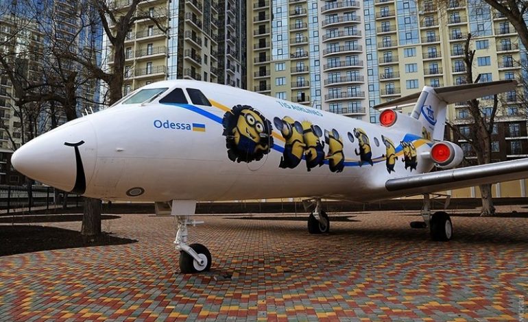 В Одессе демонтируют декорационный самолет (видео)