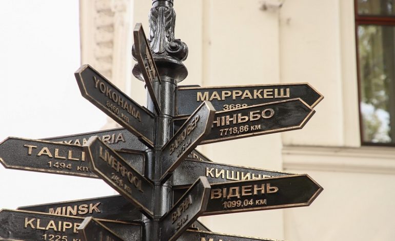 Одесса: на Думской площади снимут указатели русских городов