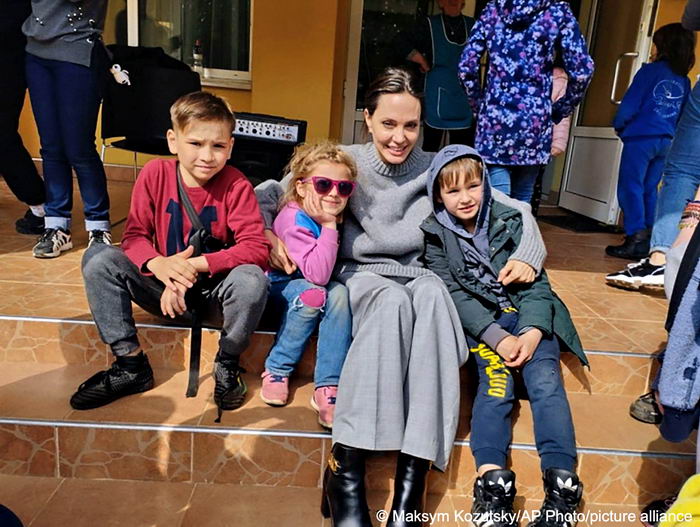 Анджеліна Джолі на львівському вокзалі поспілкувалась з біженцями, які тікають від війни