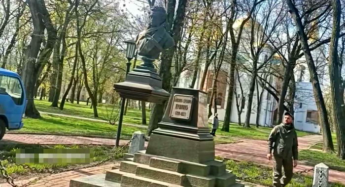 У Чернігові демонтували пам’ятник Пушкіну