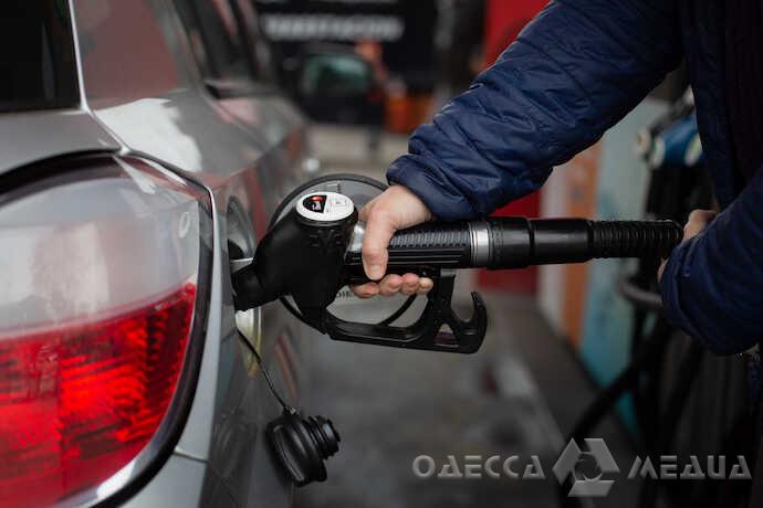 Топливная паника закончится не скоро? Когда украинцы смогут покупать бензин без очередей на АЗС