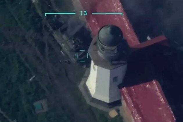 Как «Байрактар» бьет российских военных на острове Змеиный (видео)
