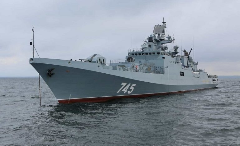 Русский военный корабль горит возле острова Змеиный