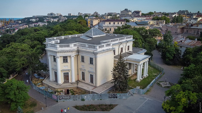 Воронцовский дворец поврежден взрывной волной после ракетного обстрела