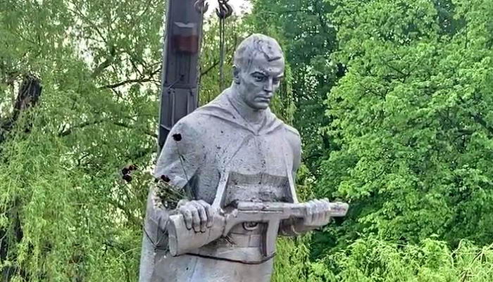 Во Львовской области демонтировали памятник советскому солдату