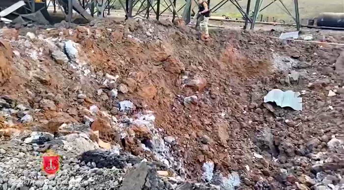 Под Одессой ракета рашистов оставила после себя 12-метровую воронку в земле (видео)