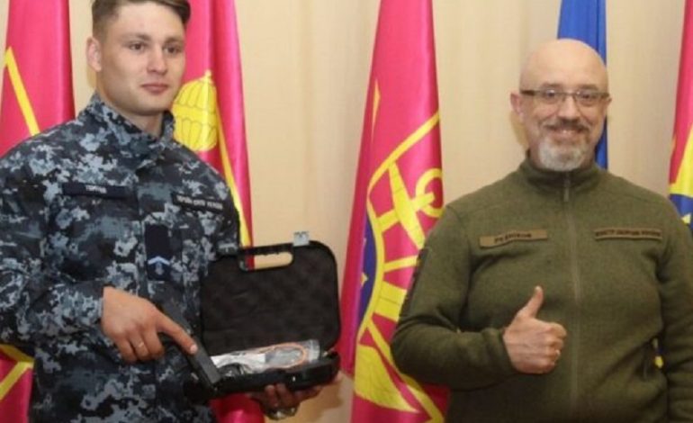 Министр обороны наградил именным оружием моряка из Измаила