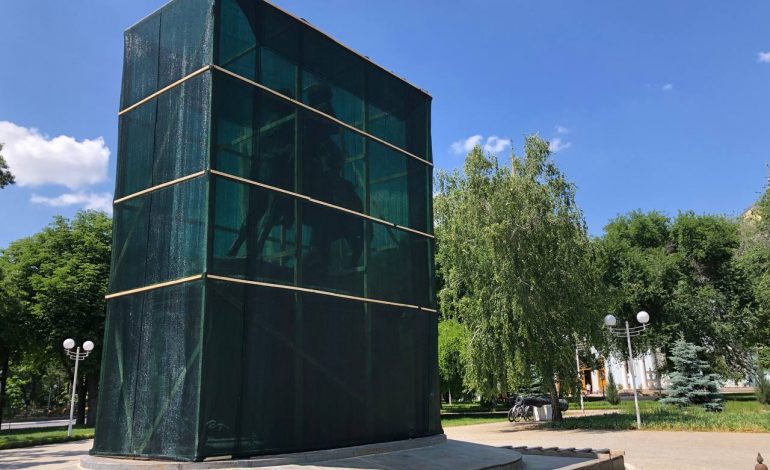 В Измаиле закрывают от взора памятник Суворову